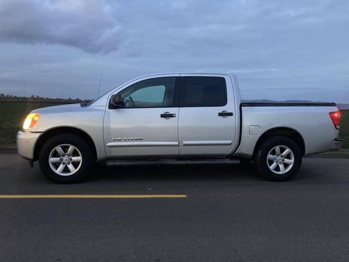 2013 Nissan Titan SV