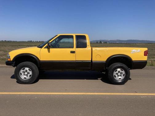 2003 Chevrolet S-10 Base