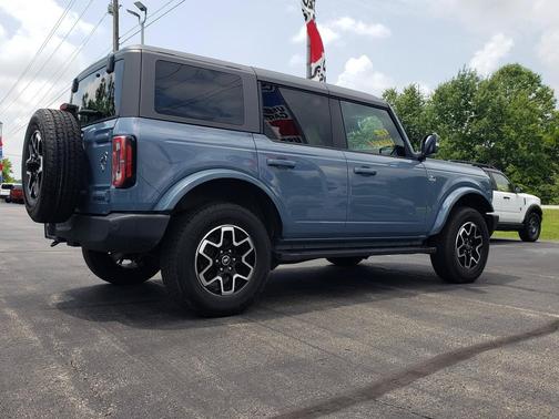 Azure Gray Metallic Tri-Coat 2024 Ford Bronco Outer Banks