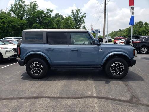 Azure Gray Metallic Tri-Coat 2024 Ford Bronco Outer Banks