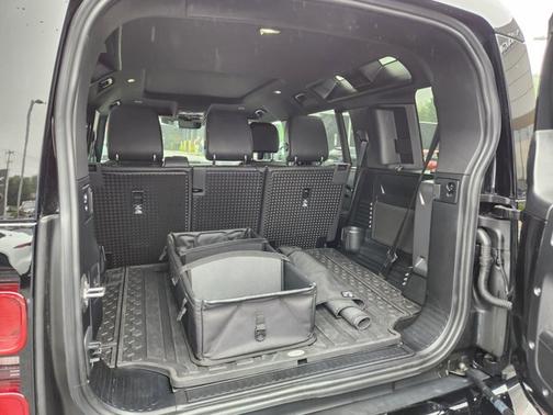 2024 Land Rover Defender X-Dynamic SE