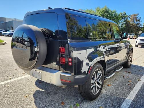 2023 Land Rover Defender SE