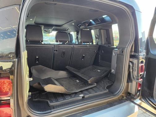 2023 Land Rover Defender SE