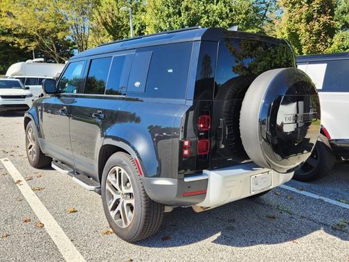 2023 Land Rover Defender SE