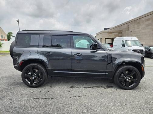 2025 Land Rover Defender X-Dynamic SE