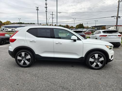 2022 Volvo XC40 Momentum