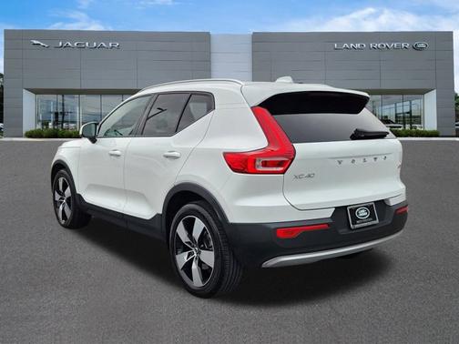 2022 Volvo XC40 Momentum