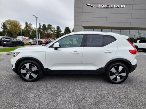 2022 Volvo XC40 Momentum