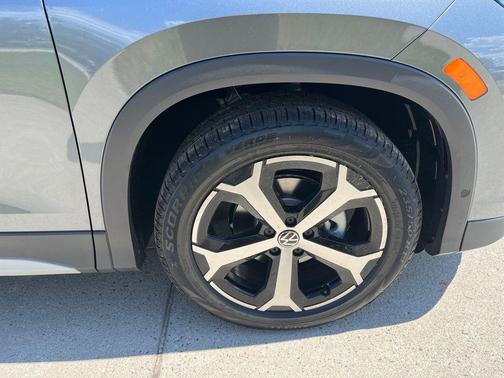 2025 Volkswagen Tiguan 2.0T SE