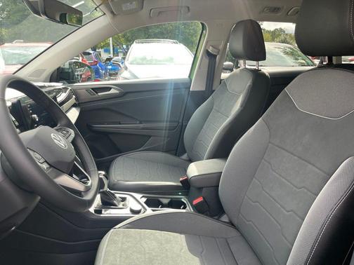 2025 Volkswagen Taos 1.5T SE Black