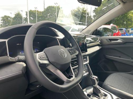 2025 Volkswagen Taos 1.5T SE Black