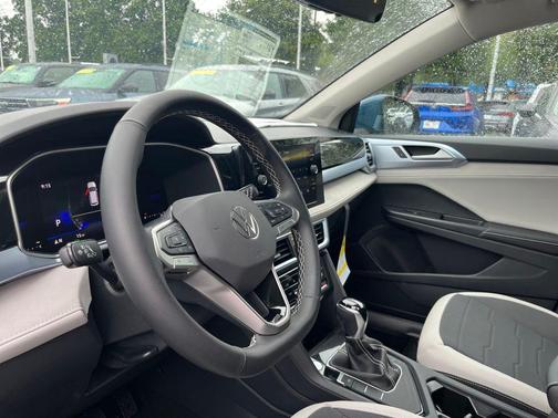 2025 Volkswagen Taos 1.5T SE