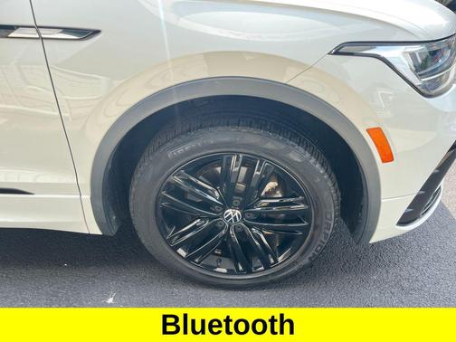 White 2022 Volkswagen Tiguan 2.0T SE R-Line Black 4MOTION