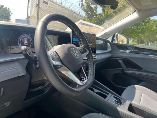 2025 Volkswagen Tiguan 2.0T SE 4MOTION
