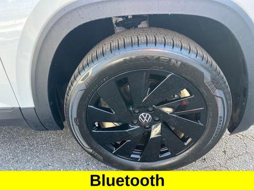 White Pearl 2026 Volkswagen Atlas Cross Sport 2.0T SE w/Technology 4MOTION