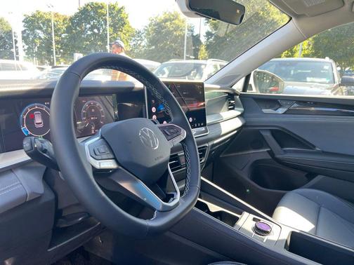 2025 Volkswagen Tiguan 2.0T SE 4MOTION
