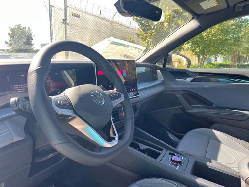 2025 Volkswagen Tiguan 2.0T SE R-Line Black