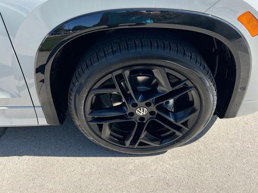 2025 Volkswagen Tiguan 2.0T SE R-Line Black
