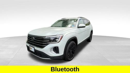 White Pearl 2026 Volkswagen Atlas 2.0T SE w/Technology 4MOTION