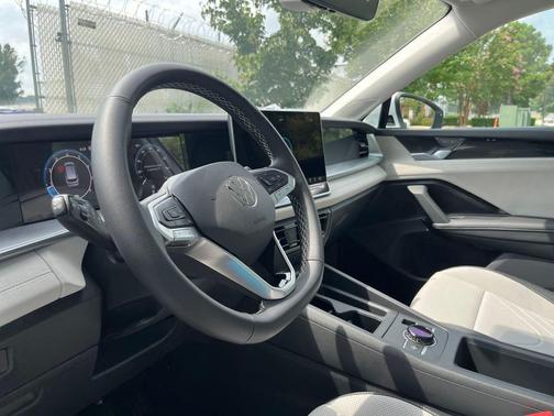 2025 Volkswagen Tiguan 2.0T SE 4MOTION