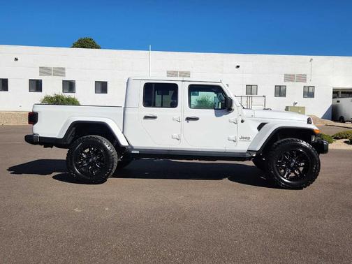 Bright White Clearcoat 2020 Jeep Gladiator Overland