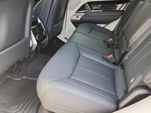 Santorini Black Metallic 2024 Land Rover Range Rover P400 SE