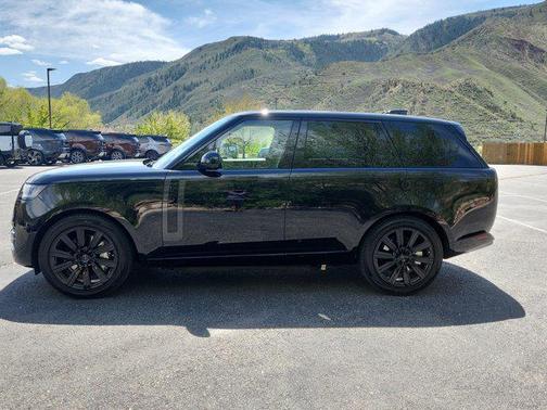 Santorini Black 2026 Land Rover Range Rover P550e SE