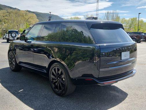 Santorini Black 2026 Land Rover Range Rover P550e SE