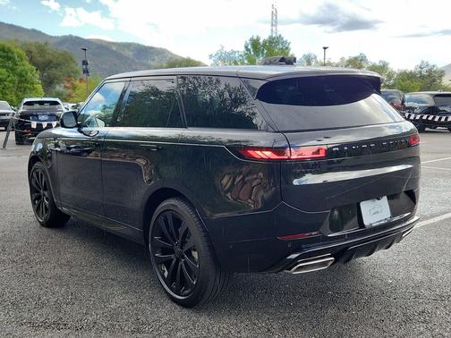 Santorini Black Metallic 2026 Land Rover Range Rover Sport SE