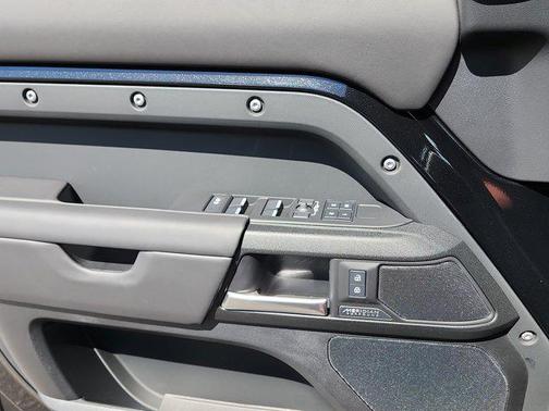 2025 Land Rover Defender 110 V8