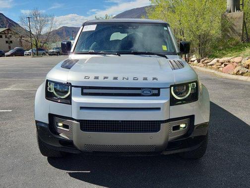 Hakuba Silver Metallic 2024 Land Rover Defender 130 P400 X-Dynamic SE