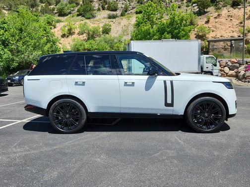 2025 Land Rover Range Rover P400 SE