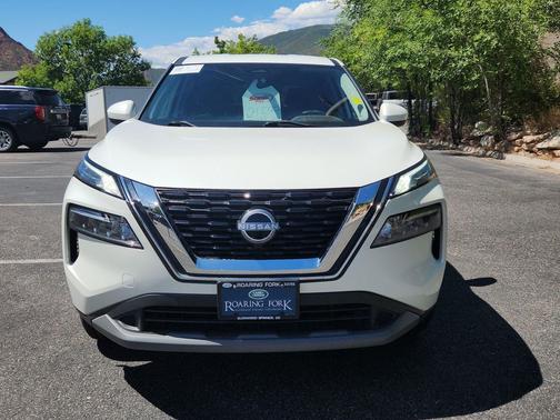 Pearl White Tricoat 2023 Nissan Rogue SV