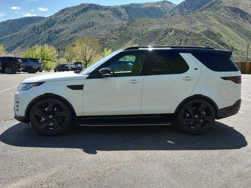 Fuji White 2025 Land Rover Discovery P360 Dynamic SE