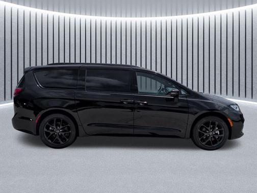 Diamond Black Crystal Pearlcoat 2026 Chrysler Pacifica Limited