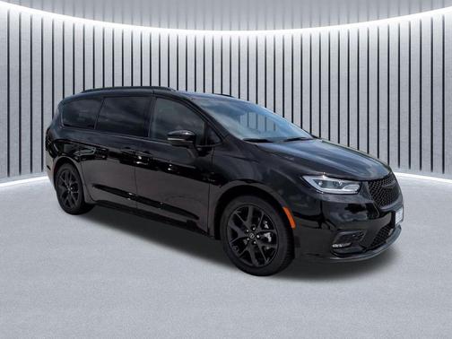 Diamond Black Crystal Pearlcoat 2026 Chrysler Pacifica Limited