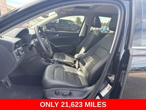 Deep Black Pearl 2022 Volkswagen Passat 2.0T SE
