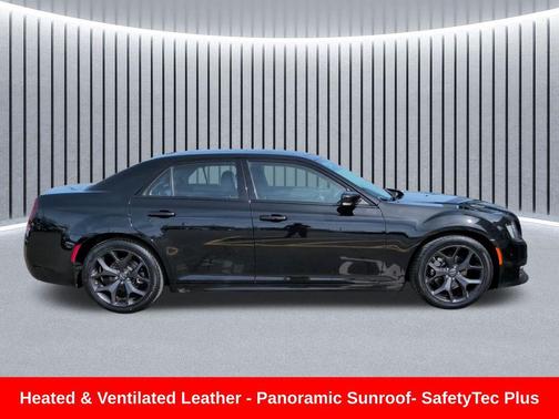 Gloss Black 2023 Chrysler 300 Touring