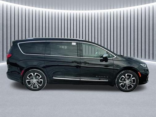 Diamond Black 2026 Chrysler Pacifica L