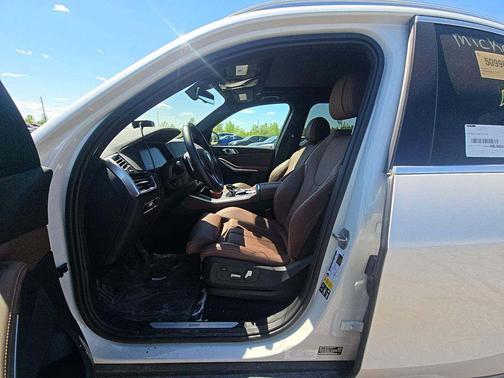 Mineral White Metallic 2022 BMW X5 xDrive40i