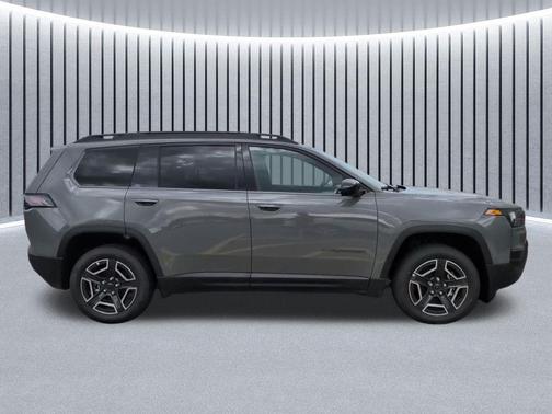 Sting-Gray Clearcoat 2026 Jeep Cherokee Laredo 4x4