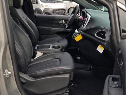 2025 Chrysler Pacifica L