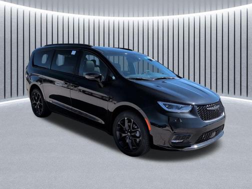 Diamond Black Crystal Pearlcoat 2026 Chrysler Pacifica Limited