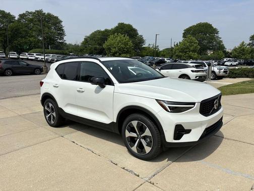 2025 Volvo XC40 B5 Plus Dark Theme