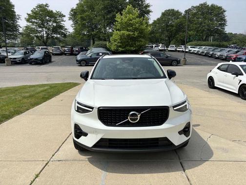 2025 Volvo XC40 B5 Plus Dark Theme