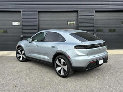 2025 Porsche Macan Base