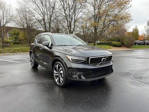 2025 Volvo XC40 B5 Plus Bright Theme