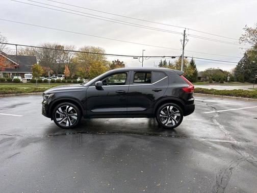 2025 Volvo XC40 B5 Plus Bright Theme