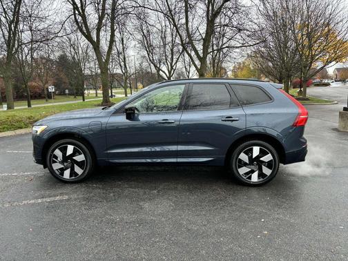 2025 Volvo XC60 Plug-In Hybrid T8 Plus