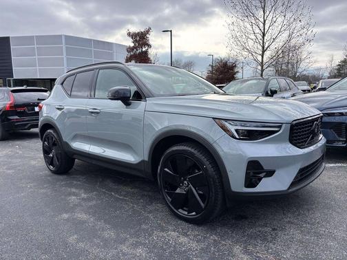 2026 Volvo XC40 B5 Ultra Black Edition
